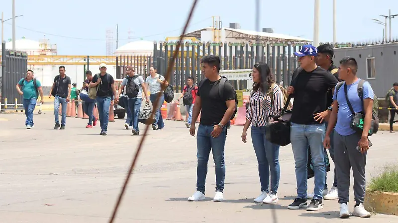 Personas-A-La-Salida-De-La-Refinería